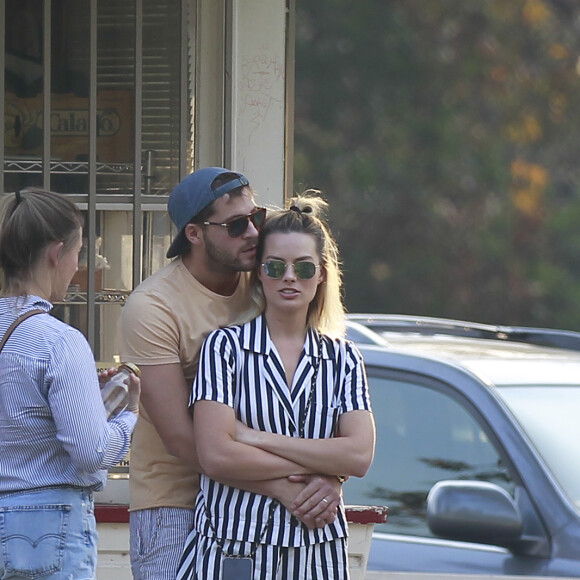 Exclusif - Margot Robbie, son mari Tom Ackerley et des amis jouent au golf à Los Angeles, le 11 novembre 2018.