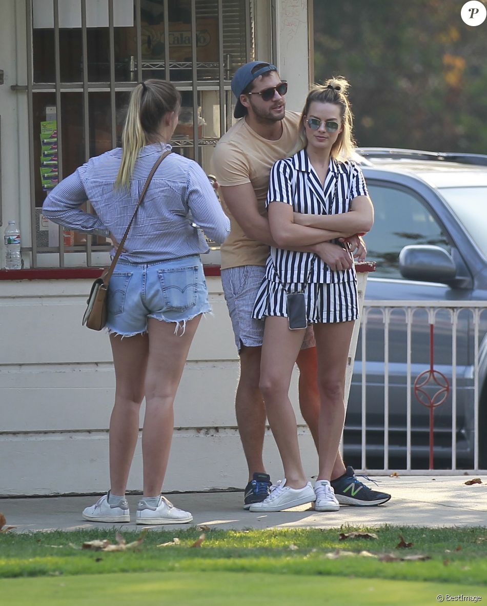 Margot Robbie Et Son Mari Exclusif - Margot Robbie, son mari Tom Ackerley et des amis jouent au golf à  Los Angeles, le 11 novembre 2018. - Purepeople