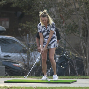 Exclusif - Margot Robbie, son mari Tom Ackerley et des amis jouent au golf à Los Angeles, le 11 novembre 2018.