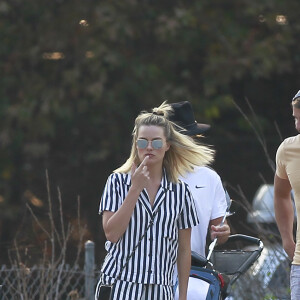 Exclusif - Margot Robbie, son mari Tom Ackerley et des amis jouent au golf à Los Angeles, le 11 novembre 2018.