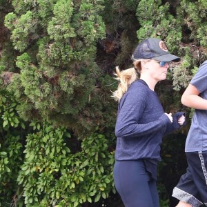 Exclusif - Reese Witherspoon et son fils Deacon Reese Phillippe font un jogging à Santa Monica, Los Angeles, Californie, Etats-Unis, le 19 novembre 2018.