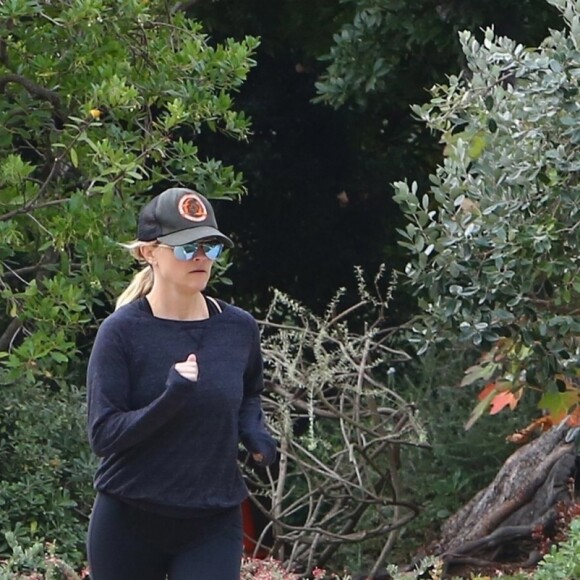 Exclusif - Reese Witherspoon et son fils Deacon Reese Phillippe font un jogging à Santa Monica, Los Angeles, Californie, Etats-Unis, le 19 novembre 2018.