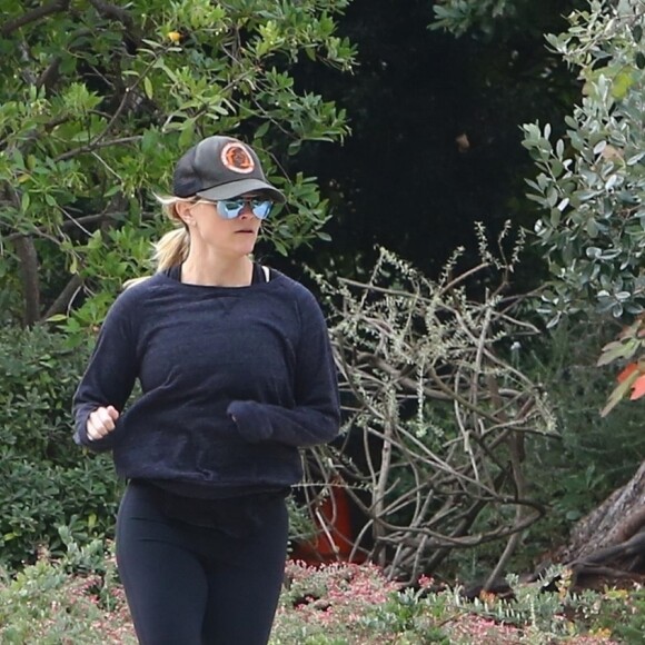 Exclusif - Reese Witherspoon et son fils Deacon Reese Phillippe font un jogging à Santa Monica, Los Angeles, Californie, Etats-Unis, le 19 novembre 2018.