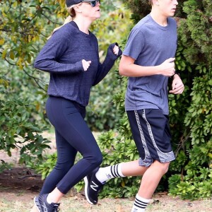 Exclusif - Reese Witherspoon et son fils Deacon Reese Phillippe font un jogging à Santa Monica, Los Angeles, Californie, Etats-Unis, le 19 novembre 2018.