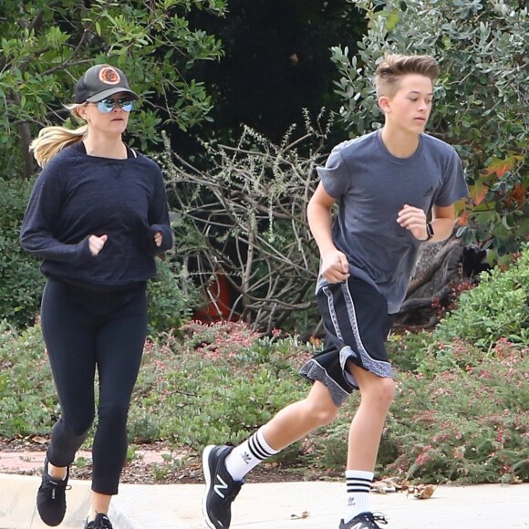 Exclusif - Reese Witherspoon et son fils Deacon Reese Phillippe font un jogging à Santa Monica, Los Angeles, Californie, Etats-Unis, le 19 novembre 2018.