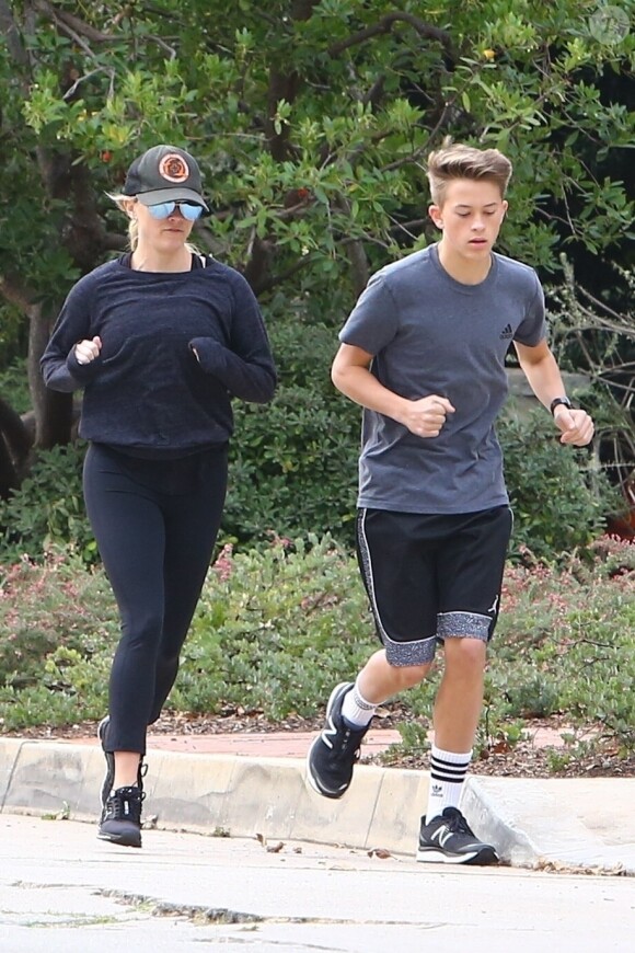 Exclusif - Reese Witherspoon et son fils Deacon Reese Phillippe font un jogging à Santa Monica, Los Angeles, Californie, Etats-Unis, le 19 novembre 2018.