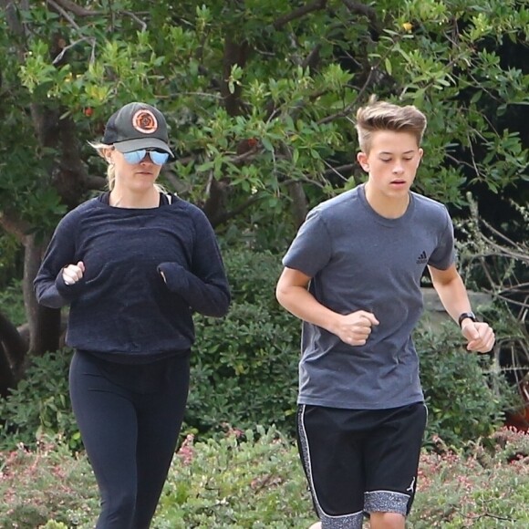 Exclusif - Reese Witherspoon et son fils Deacon Reese Phillippe font un jogging à Santa Monica, Los Angeles, Californie, Etats-Unis, le 19 novembre 2018.
