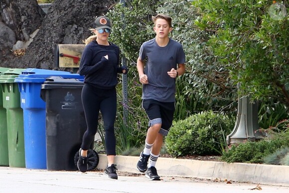 Exclusif - Reese Witherspoon et son fils Deacon Reese Phillippe font un jogging à Santa Monica, Los Angeles, Californie, Etats-Unis, le 19 novembre 2018.