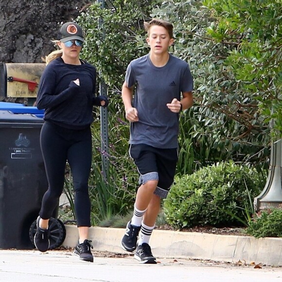 Exclusif - Reese Witherspoon et son fils Deacon Reese Phillippe font un jogging à Santa Monica, Los Angeles, Californie, Etats-Unis, le 19 novembre 2018.