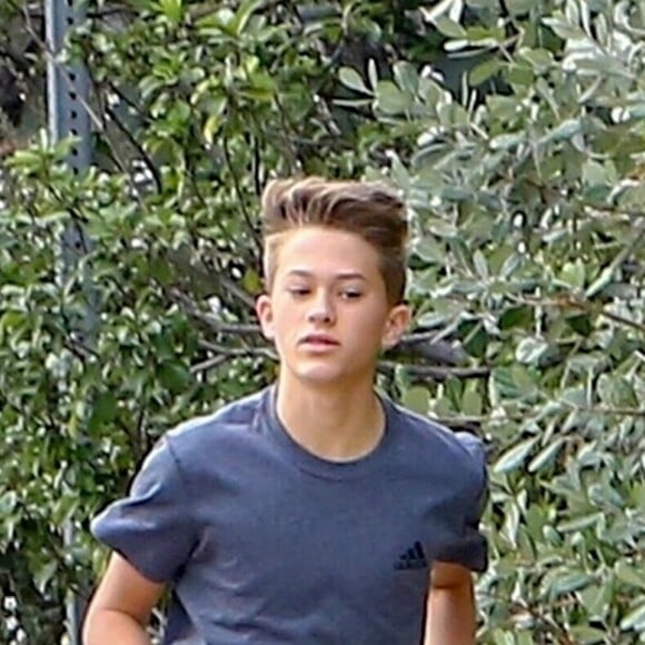 Exclusif - Reese Witherspoon et son fils Deacon Reese Phillippe font un jogging à Santa Monica, Los Angeles, Californie, Etats-Unis, le 19 novembre 2018.
