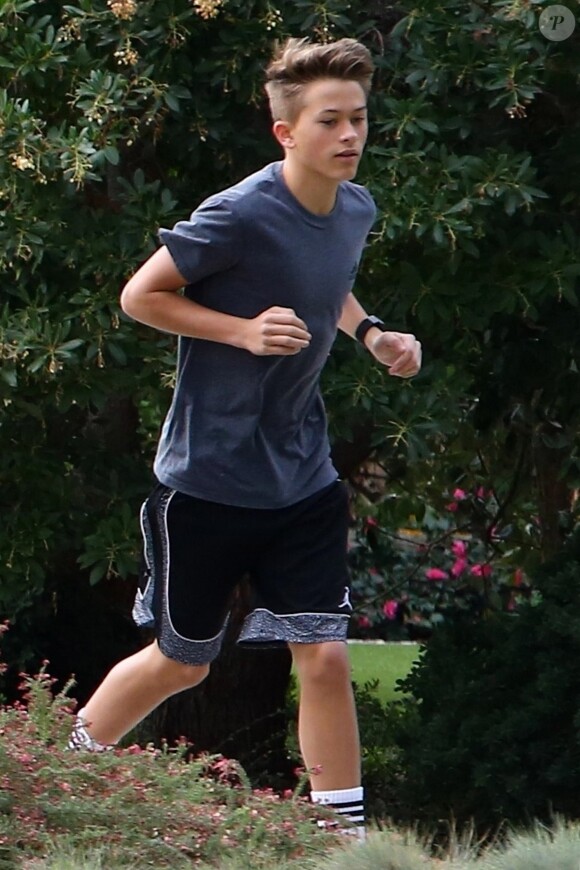 Exclusif - Reese Witherspoon et son fils Deacon Reese Phillippe font un jogging à Santa Monica, Los Angeles, Californie, Etats-Unis, le 19 novembre 2018.