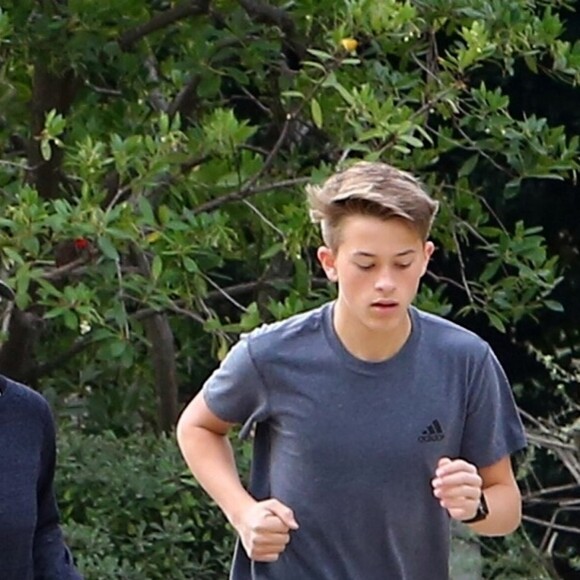 Exclusif - Reese Witherspoon et son fils Deacon Reese Phillippe font un jogging à Santa Monica, Los Angeles, Californie, Etats-Unis, le 19 novembre 2018.