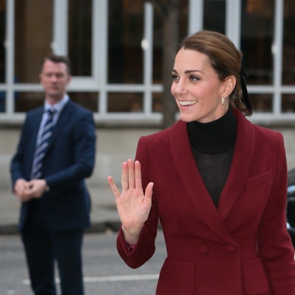 Kate Middleton, duchesse de Cambridge, habillée d'un tailleur Paule Ka, en visite au laboratoire de neurosciences à l'University College de Londres le 21 novembre 2018.