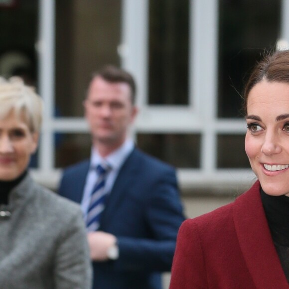 Kate Middleton, duchesse de Cambridge, habillée d'un tailleur Paule Ka, en visite au laboratoire de neurosciences à l'University College de Londres le 21 novembre 2018.