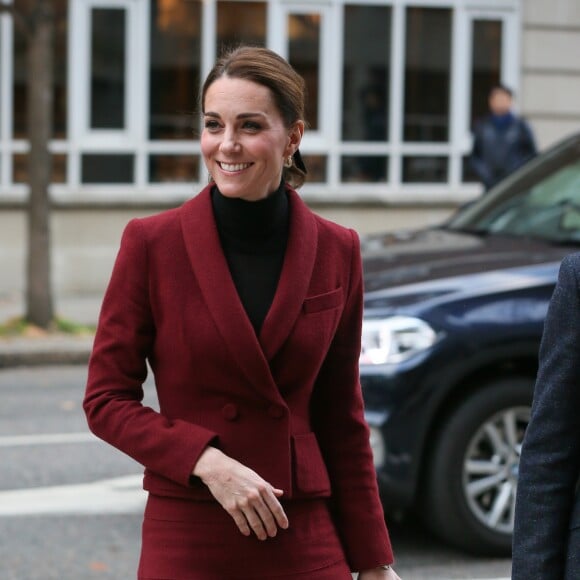 Kate Middleton, duchesse de Cambridge, habillée d'un tailleur Paule Ka, en visite au laboratoire de neurosciences à l'University College de Londres le 21 novembre 2018.