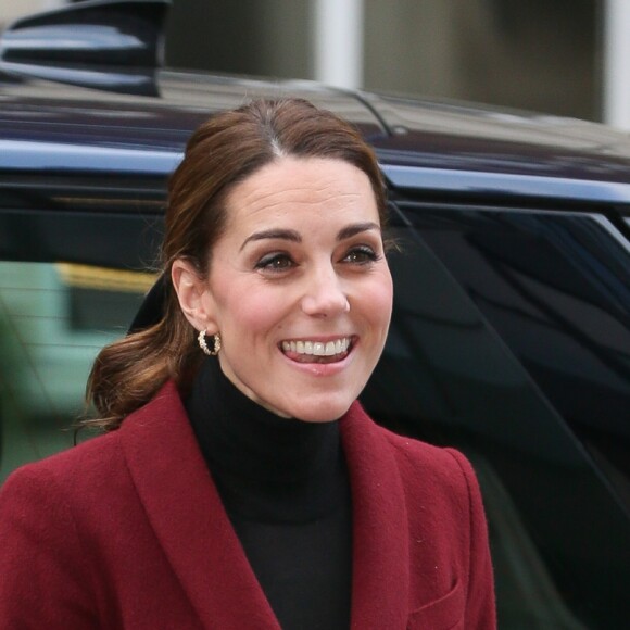 Kate Middleton, duchesse de Cambridge, habillée d'un tailleur Paule Ka, en visite au laboratoire de neurosciences à l'University College de Londres le 21 novembre 2018.