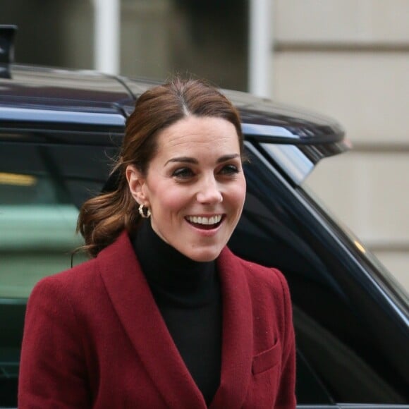 Kate Middleton, duchesse de Cambridge, habillée d'un tailleur Paule Ka, en visite au laboratoire de neurosciences à l'University College de Londres le 21 novembre 2018.