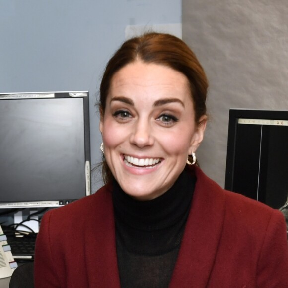 Kate Middleton, duchesse de Cambridge, habillée d'un tailleur Paule Ka, en visite au laboratoire de neurosciences à l'University College de Londres le 21 novembre 2018.