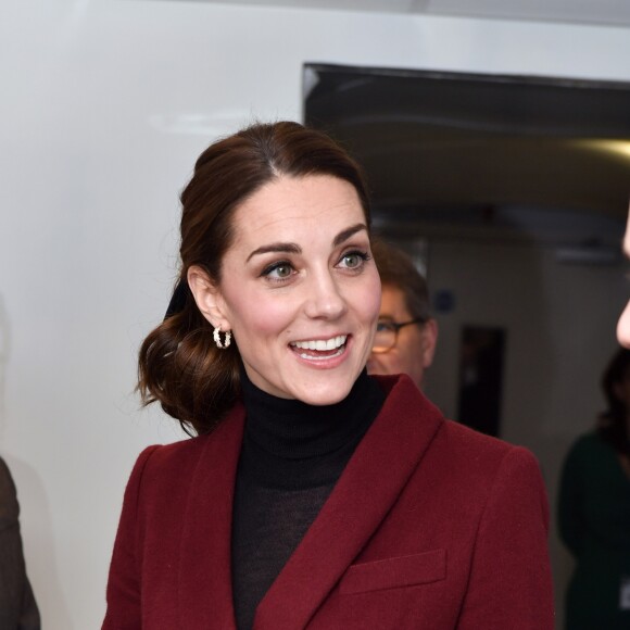 Kate Middleton, duchesse de Cambridge, habillée d'un tailleur Paule Ka, en visite au laboratoire de neurosciences à l'University College de Londres le 21 novembre 2018.