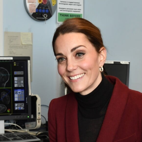 Kate Middleton, duchesse de Cambridge, habillée d'un tailleur Paule Ka, en visite au laboratoire de neurosciences à l'University College de Londres le 21 novembre 2018.