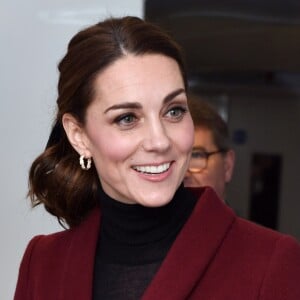 Kate Middleton, duchesse de Cambridge, habillée d'un tailleur Paule Ka, en visite au laboratoire de neurosciences à l'University College de Londres le 21 novembre 2018.