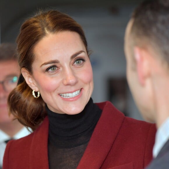 Kate Middleton, duchesse de Cambridge, habillée d'un tailleur Paule Ka, en visite au laboratoire de neurosciences à l'University College de Londres le 21 novembre 2018.