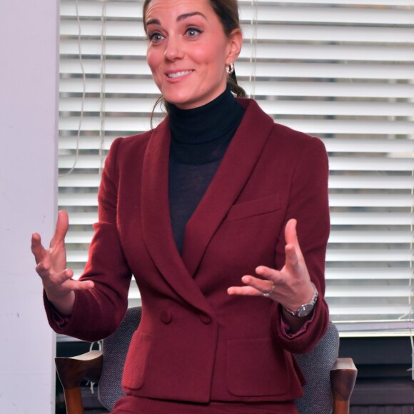 Kate Middleton, duchesse de Cambridge, habillée d'un tailleur Paule Ka, en visite au laboratoire de neurosciences à l'University College de Londres le 21 novembre 2018.