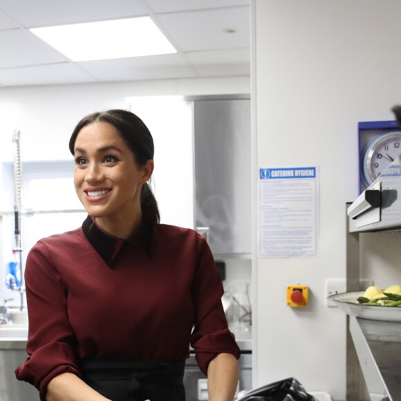 Meghan Markle, duchesse de Sussex, enceinte et en Club Monaco, en visite à la Hubb Community Kitchen à Londres le 21 novembre 2018.