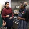 Meghan Markle, duchesse de Sussex, enceinte et en Club Monaco, en visite à la Hubb Community Kitchen à Londres le 21 novembre 2018.
