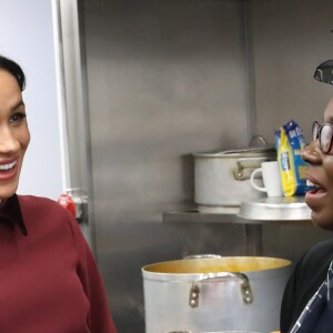 Meghan Markle, duchesse de Sussex, enceinte et en Club Monaco, en visite à la Hubb Community Kitchen à Londres le 21 novembre 2018.