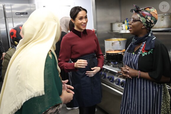 Meghan Markle, duchesse de Sussex, enceinte et en Club Monaco, en visite à la Hubb Community Kitchen à Londres le 21 novembre 2018.