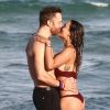 David Guetta et sa compagne Jessica Ledon, qui porte un diamant à l'annulaire gauche, passent du bon temps sur la plage en compagnie de leur petit chien. Miami, le 23 novembre 2018.