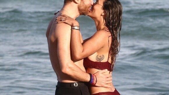 David Guetta et Jessica fiancés ? La bombe exhibe sa bague à la plage
