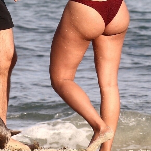 David Guetta et sa compagne Jessica Ledon, qui porte un diamant à l'annulaire gauche, passent du bon temps sur la plage en compagnie de leur petit chien. Miami, le 23 novembre 2018.