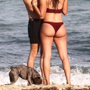 David Guetta et sa compagne Jessica Ledon, qui porte un diamant à l'annulaire gauche, passent du bon temps sur la plage en compagnie de leur petit chien. Miami, le 23 novembre 2018.