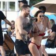 David Guetta et sa compagne Jessica Ledon, qui porte un diamant à l'annulaire gauche, passent du bon temps sur la plage en compagnie de leur petit chien. Miami, le 23 novembre 2018.
