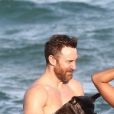 David Guetta et sa compagne Jessica Ledon, qui porte un diamant à l'annulaire gauche, passent du bon temps sur la plage en compagnie de leur petit chien. Miami, le 23 novembre 2018.
