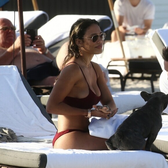 David Guetta et sa compagne Jessica Ledon, qui porte un diamant à l'annulaire gauche, passent du bon temps sur la plage en compagnie de leur petit chien. Miami, le 23 novembre 2018.