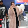 Exclusif - Lena Dunham prend un café à emporter chez Alfred's avant d'aller prendre l'avion à l'aéroport LAX de Los Angeles, le 6 octobre 2018.  For Germany call for price Exclusive - Lena Dunham grabs coffee from Alfred's before jetting out of town. Lena looks great as she gives a peace sign to cameras as she leaves via LAX. Los Angeles, on October 6th 201806/10/2018 - Los Angeles