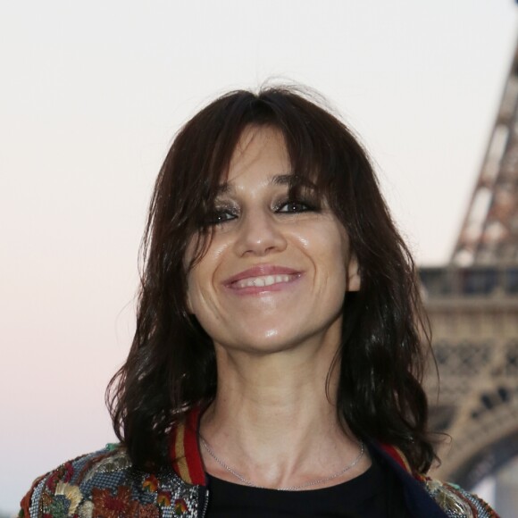 Charlotte Gainsbourg - People au défilé de mode "Saint-Laurent" PAP printemps-été 2019 au Trocadero devant la Tour Eiffel à Paris le 25 septembre 2018 © Denis Guignebourg/Bestimage