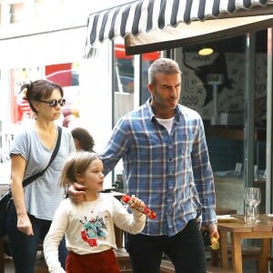 Exclusif - David Beckham et Harper dans le quartier de Bondi à Sydney, le 21 octobre 2018.