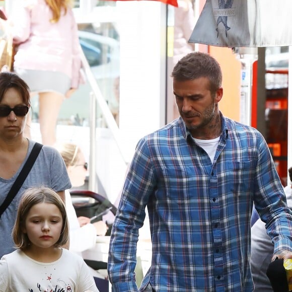 Exclusif - David Beckham et Harper dans le quartier de Bondi à Sydney, le 21 octobre 2018.