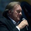 Gérard Depardieu chante en compagnie de Zara lors d'une soirée en l'honneur de l'acteur Vladimir Vysotsky au Rossiya Concert Hall à Moscou, le 25 avril 2018.