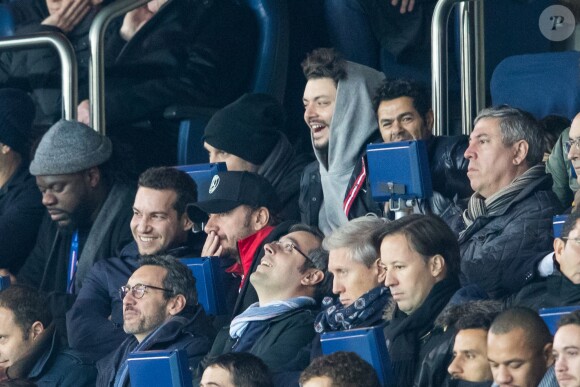 Kev Adams, Jamel Debbouze, Michaël Youn et Benjamin Morgaine dans les tribunes du Parc des Princes lors du match de ligue des champions de l'UEFA opposant le Paris Saint-Germain à Liverpool FC à Paris, France, le 28 novembre 2018. Le PSG a gagné 2-1. © Cyril Moreau/Bestimage