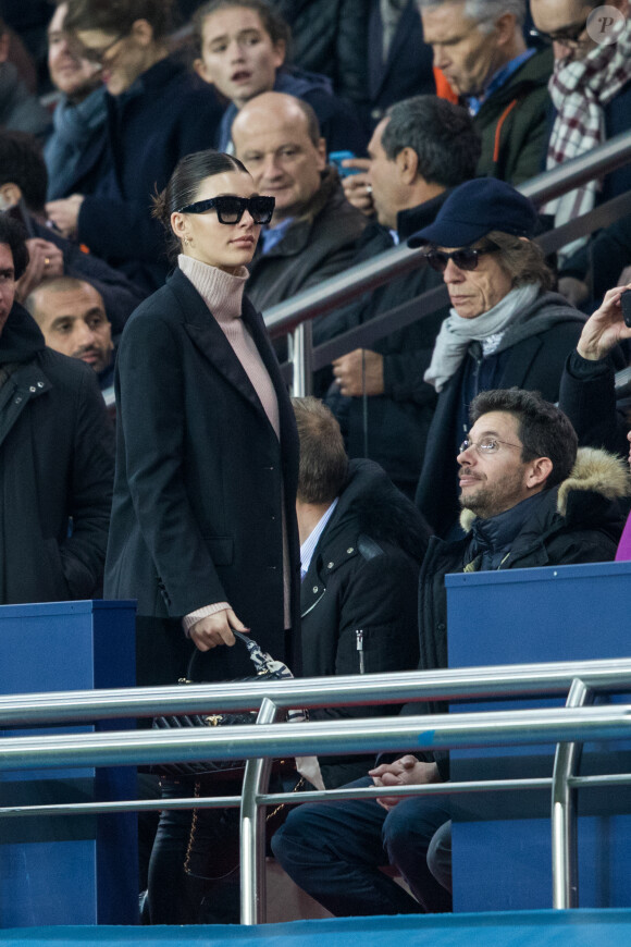 Camila Morrone et Mick Jagger dans les tribunes du Parc des Princes lors du match de ligue des champions de l'UEFA opposant le Paris Saint-Germain à Liverpool FC à Paris, France, le 28 novembre 2018. Le PSG a gagné 2-1. © Cyril Moreau/Bestimage
