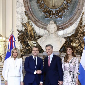 La première dame Brigitte Macron, le président Emmanuel Macron, Mauricio Macri, président de l'Argentine, Julianna Macri, la femme du président de l'Argentine - Le président de l'Argentine et sa femme accueillent le couple présidentiel français à la Casa Rosada à Buenos Aires le 29 novembre 2018. © Stéphane Lemouton / Bestimage