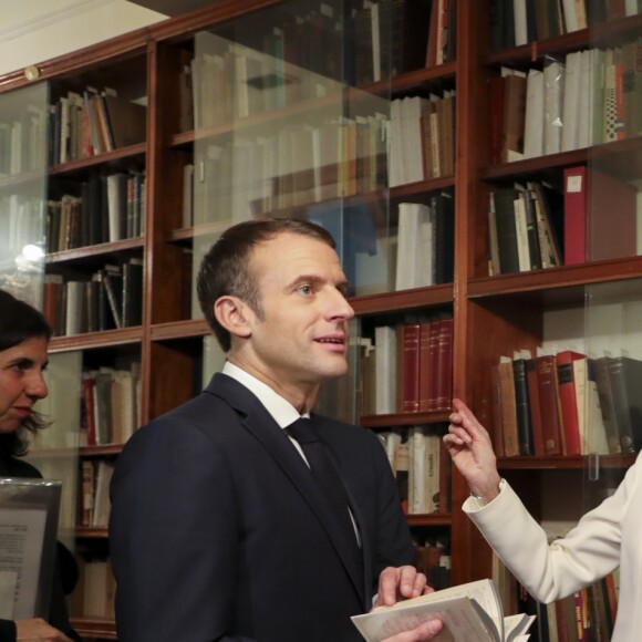 Le président de la République française Emmanuel Macron et sa femme la Première Dame Brigitte Macron visitent la bibliothèque personnelle de Jorge Luis Borges en compagnie de la veuve de l'écrivain Maria Kodama à la fondation international Jorge Luis Borges à Buenos Aires, Argentine, le 29 novembre 2018, lors d'une visite officielle avant de participer au G20. © Ludovic Marin/Pool/Bestimage