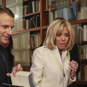 Le président de la République française Emmanuel Macron et sa femme la Première Dame Brigitte Macron visitent la bibliothèque personnelle de Jorge Luis Borges en compagnie de la veuve de l'écrivain Maria Kodama à la fondation international Jorge Luis Borges à Buenos Aires, Argentine, le 29 novembre 2018, lors d'une visite officielle avant de participer au G20. © Ludovic Marin/Pool/Bestimage