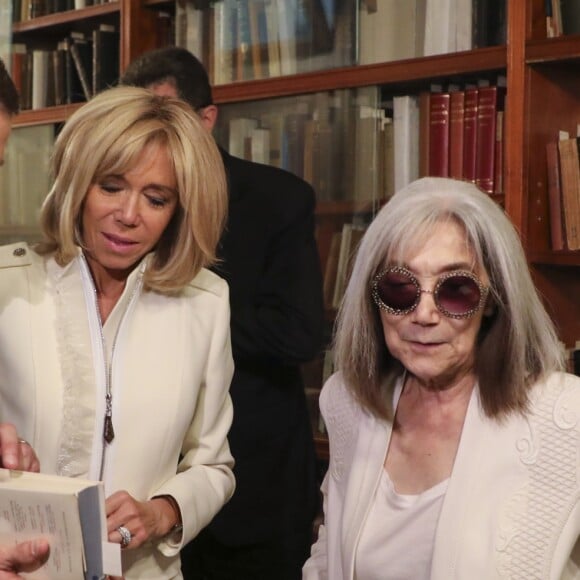 Le président de la République française Emmanuel Macron et sa femme la Première Dame Brigitte Macron visitent la bibliothèque personnelle de Jorge Luis Borges en compagnie de la veuve de l'écrivain Maria Kodama à la fondation international Jorge Luis Borges à Buenos Aires, Argentine, le 29 novembre 2018, lors d'une visite officielle avant de participer au G20. © Ludovic Marin/Pool/Bestimage