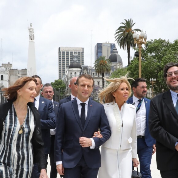 Le président de la République française Emmanuel Macron et sa femme la Première Dame Brigitte Macron se promènent sur la Plaza de Mayo, à Buenos Aires, Argentine, le 29 novembre 2018, lors d'une visite officielle avant de participer au G20. © Ludovic Marin/Pool/Bestimage